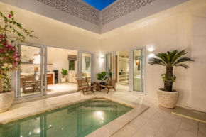 Tropical Berawa 2BR Villa /Enclosed living room